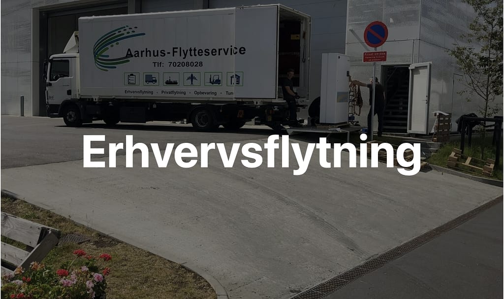 Erhvervsflytning med lastbil, hvor et tungt jernskab er ved at blive flyttet. Aarhus-flytteservice